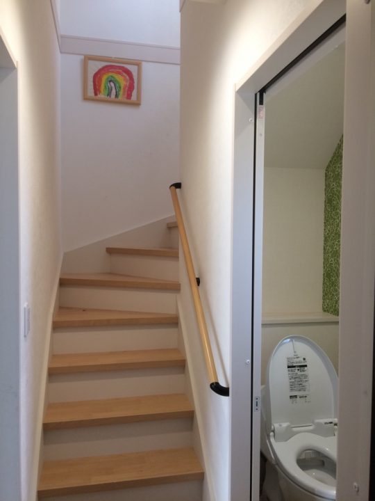 回り階段と階段下トイレ