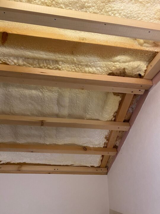 天井の石膏ボードに隠れた断熱欠損をDIYで修繕したら大変だった件