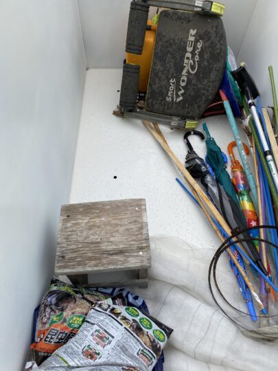 コンテナに入れた壊れたプリンタや家電